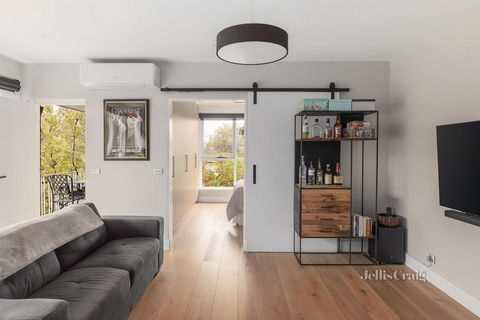 Extensively modernised with uncompromising quality and attention to detail, this light filled offering promotes carefree comfort in Melbourne’s most celebrated lifestyle precinct. Pale tones and black accents contrasting for contemporary chic, an int...