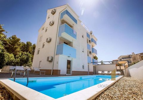 Attraktive Apartmentvilla, 400 m vom Meer und Strand entfernt, in der kleinen Touristenstadt Podstrana, 8 km von Split entfernt! Der Flughafen Split ist 20 km von der Villa entfernt. Die Villa hat eine Wohnfläche von 468 m2 und befindet sich auf eine...