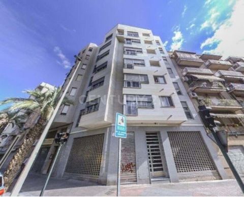 Do you want to buy a commercial property in Elche, Alicante? Excellent opportunity to acquire this commercial premises located on the first floor of a residential building of 7 floors above ground located in Elche, Alicante. The premises, which has 2...