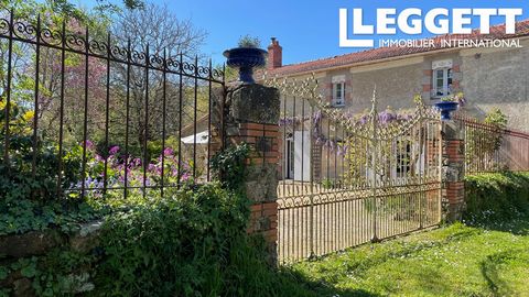 A28424KRW85 - In Le Tablier, in a pretty little hamlet near Piquet, you'll find this beautiful stone ensemble made up of a dwelling house of 217 m2, various outbuildings of approximately 170 m2 and a 2nd small house to renovate. This is located in a ...