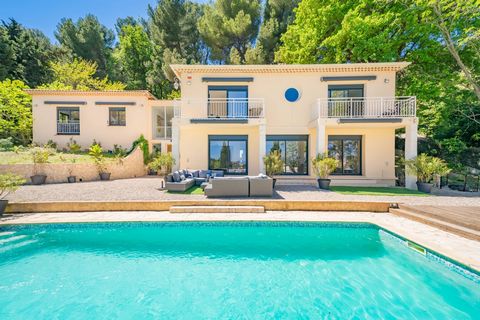 Vallauris: Neoprovencal villa completely renovated located on the heights of Vallauris on the edge of Cannes, quiet, not overlooked and facing east. Once inside the accommodation consists on the ground floor: a spacious bright living room, a semi-ope...