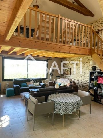 Longère Vendéenne on 1 enclosed plot of 3100 m² not overlooked comprising: 1 x 10x5 swimming pool with equipment room, 1 shed for lawnmower storage, 4 bedrooms, 1 bathroom with shower, 2 shower rooms, 3 WCs, 1 lounge with 1 beautiful mezzanine, 1 din...