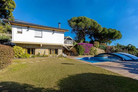 Lucas Fox presents this house that is distributed on a single floor, with beautiful views of the sea and surrounded by nature in one of the most sought-after neighborhoods on the north coast of Barcelona. The house has a large living-dining room with...