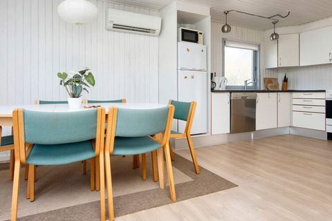 Ferienhaus in einem beliebten Ferienhausgebiet von Øer/Lærkelunden. Im Haus kann es dank des Holzofens schnell warm werden. Zudem steht eine energieeffiziente Wärmepumpe bereit, um den Stromverbrauch und damit die Nebenkosten zu senken. Offener Küche...