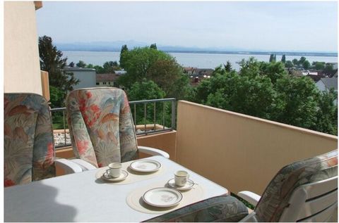 You will feel comfortable immediately. Her holiday home is centrally located with a wonderful view over parts Immenstaads, the harbor, the load bridge and over the lake to the Swiss Alps. The apartment, spread over 3 rooms, offers 1-4 people extensiv...
