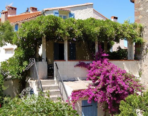 Adorable house of character in the heart of the village for lovers of the character of the old, with garden, sunny terraces, garage of 21 m2 and 2 cellars of 25 m2. This atypical house offers a living area on the upper floors, with on the first floor...