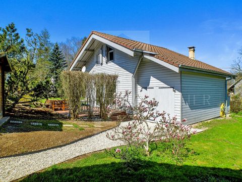Caroli Immobilier offers you in EXCLUSIVITY this charming house of 80 m2 located in La Roche-sur-Foron, in the heart of a small peaceful housing estate bordered by fields. With a total area of 991 m2, this property offers a comfortable and functional...