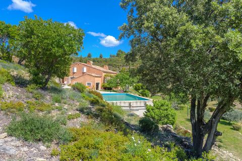 On the heights of Le Beausset, 3 km from the centre, in absolute peace and quiet, in a protected green setting, beautiful property of around 6 hectares, offering superb unobstructed views over the surrounding countryside. Inside the property itself, ...
