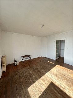 25 minutes from Fontenay-le-Comte, we have a beautiful old house to be renovated with 200m2 of living space.  A RESIDENTIAL HOUSE including: - on the ground floor: an entrance, an office, a kitchen, a living room, a hallway, a bathroom with shower an...