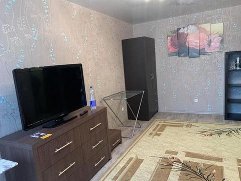 Предлагаем однокомнатную квартиру на длительный срок в Пудоже, Комсомольская 10. Хороший ремонт, мебель, бытовая техника. 3/5 этаж, удобное расположение, тихий район. #8590638#
