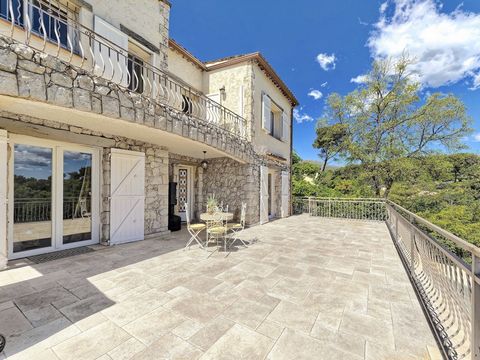 Located in a dominant position, in a very sought after area within walking distance of the beautiful village of Saint-Paul de Vence, this beautiful villa of traditional construction has been entirely renovated with taste in a modern and refined spiri...