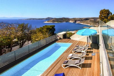 Vrijstaande villa in Althea Agia Marina 420 vierkante meter met panoramisch uitzicht op zee vanuit alle ruimtes, een geweldige woonervaring. De open keuken en grote woonkamer creëren een ruime en gastvrije ruimte, terwijl de vijf slaapkamers en vier ...