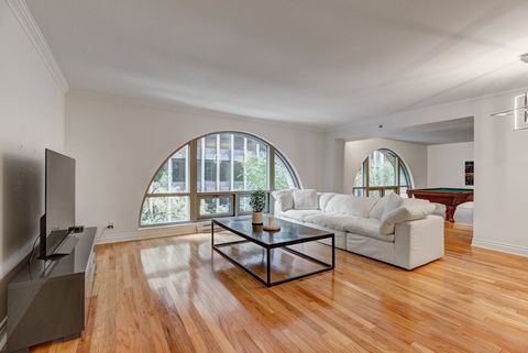 Discover this gem nestled in the heart of the prestigious Golden Square Mile: an apartment with an exceptionally large area, bathed in light thanks to its arched windows. Spanning over 1614 square feet, it features an immense bedroom, high-end finish...