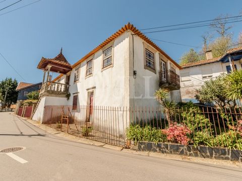 Property in the Alto Douro Vinhateiro with 3,781 sqm, consisting of 4 urban articles (4 villas) and 2 rustic articles (garden and vineyard), of enormous cultural and heritage value, located on an elevated slope with a privileged panoramic view over t...