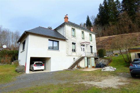 Aurillac, Cère valley, on 1365 m2 of enclosed land, beautiful 1930 stone house in perfect condition including, 1 living room, dining room, 1 equipped kitchen opening onto beautiful terrace (with sauna and jacuzzi), 2 bedrooms (3 bedrooms + 1 office p...
