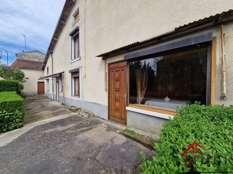 in the centre of Melay (52), international village with restaurants, gîtes and bed and breakfasts, wine bar. Let me introduce you to this former grocery store, which has become a home. This 85 m2 house has been refreshed, consisting of a room of 14.8...