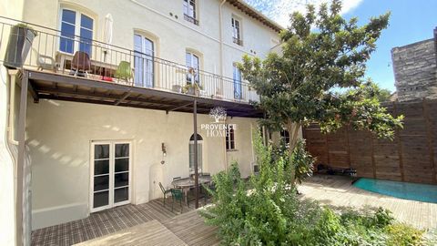 Provence Home, l'agence immobilière du Luberon, vous propose à la vente, vous présente à la vente un hôtel particulier situé à quelques pas du cœur historique du centre-ville d'Avignon, qui dispose d'un jardin intérieur avec un bassin d'environ 100 m...
