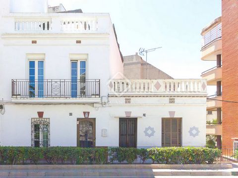 Lucas Fox presents this unique villa , built in 1933 and completely refurbished in 2014, perfect as a first residence, as well as for investment, with great profitability potential in the prosperous Sitges tourist market. With a privileged location j...