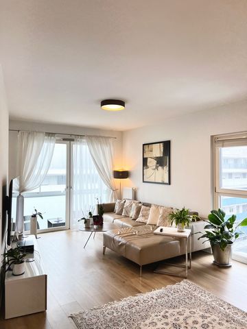 Details: Größe: 80m² Wohnfläche plus ein entspannender 10m² Balkon. Ausstattung: Hohe Decken, voll möbliert einschließlich wichtiger Geräte wie Waschmaschine, Fernseher und Küchenutensilien. Luxuriöse begehbare Regendusche für ein spa-ähnliches Erleb...