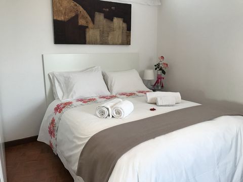 1 bedroom apartment, very well located on Rua da Alegria, just 300 meters from 'Bolhão' Metro Station. Rua Santa Catarina, the most commercial street in Porto, is just 200 meters away. The entire city center is easily accessible on foot. One of the c...