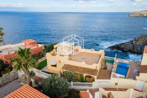 Beautiful villa with sea views, located in the quiet village of Callao Salvaje. Right on the seafront. It has a south-west orientation offering dream views of the island of La Gomera and the cliffs of Los Gigantes. This unique Villa is distributed on...