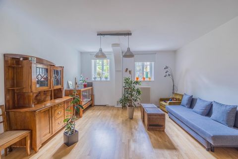 Located in the charming area of Maia Alta, this spacious three-bedroom apartment features excellent preservation. The apartment offers two bedrooms and a kitchen-living room, all generously sized to ensure the comfort you seek in your home. You can b...