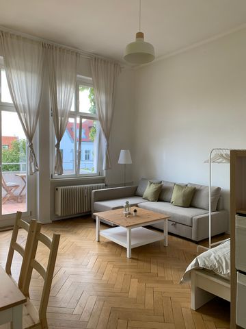 The charming apartment is located in the Bavarian district of Berlin Schöneberg. The apartment was extensively furnished - incl. a fitted kitchen with electric appliances, dishes, cutlery and other kitchen utensils. In addition to a stove, oven and f...