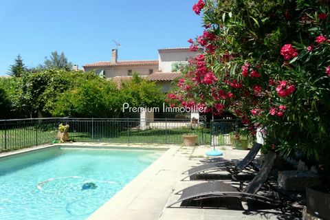 Location vacances villa piscine Aix en Provence. Jolie maison de ville à seulement 1 km du centre d'Aix. l'intérieur de cette habitation est confortable avec tous les équipements nécessaires. Bel espace jardin avec terrasse abritée et piscine protégé...