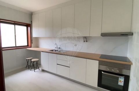 Apartamento T2+1, completamente renovado, com acabamentos modernos em Aguada de Baixo, próximo a Aveiro.  Com uma área bruta privativa de 93m2, este apartamento está estrategicamente localizado a apenas 5 minutos do coração de Oliveira do Bairro, na ...