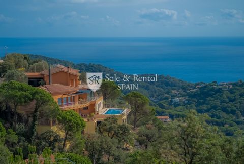 Discover elegance and comfort in this splendid luxury villa in Lloret de Mar, Costa Brava, which offers an unparalleled panoramic view of the Mediterranean Sea. The residence has 4 spacious and oversized suites, with warm oak parquet floors, all of t...
