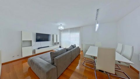 Fabulous 2 bedroom apartment in Vila Nova da Telha If you prioritize quality and comfort, you will love discovering this apartment in the exclusive Condomínio Páteo de Quires. It is a 2 bedroom apartment, on the 2nd floor, in a building with an eleva...