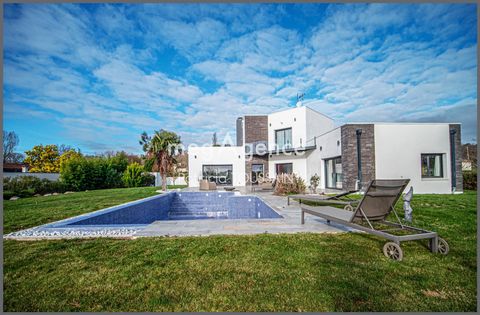 Located in the charming town of Pujaudran (32600), this modern house benefits from a peaceful environment in the countryside, offering an unobstructed view. Equipped with air conditioning, intercom, automatic gate, alarm, automatic roller shutters an...