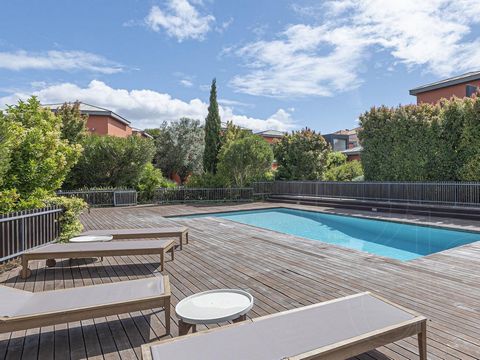 Har du någonsin föreställt dig att investera och bo i en utmärkt villa i Marinha Garden Residences gated community, med pool, i Cascais? Det här är ett utmärkt tillfälle. Villan har en privat bruttoyta på 239 m2, med ett vardagsrum på 52,70 m2 och 4 ...