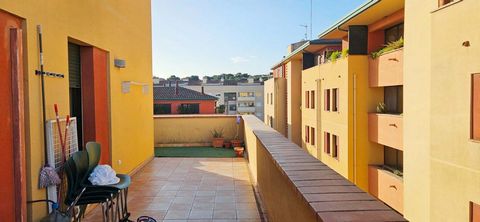 Sunny apartment for sale, in the Fenals area of Lloret de Mar. Living area of 68m2, this sunny apartment has a living room that has access to a terrace of 80m2. The kitchen is independent, 2 bedrooms and 1 bathroom, parking and storage room. In addit...