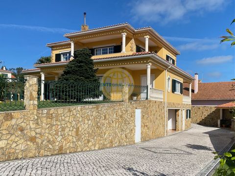 Located in Alcobaça. 4 bedroom villa with large garage and views of the Serra dos Candeeiros - a short distance from Benedita Plot of 1,000 m2. Excellent villa of traditional Portuguese architecture of 2 floors + basement, built in 2003, very well ma...