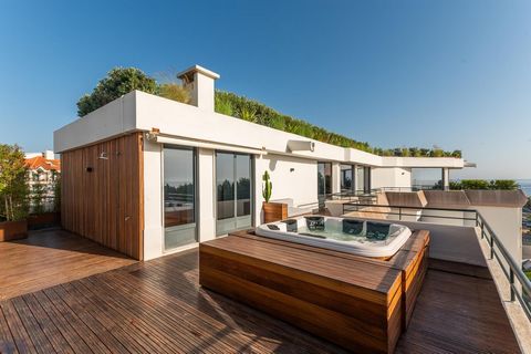 Porta da Frente Christie's is pleased to present this magnificent Penthouse, opposite the beach of Carcavelos and with suspended gardens. This Penthouse has been completely refurbished and designed for maximum comfort and enjoyment. From materials us...