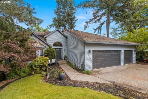 Skyline Ridge! Private cul-de-sac. Lots of room to move in this 4/4 full bath home. Bedroom on Main! Oriented to give you the territorial mountain view, and backs to 3+ acre greenbelt. Large deck area and sport court. Daylight level has an office, 2n...