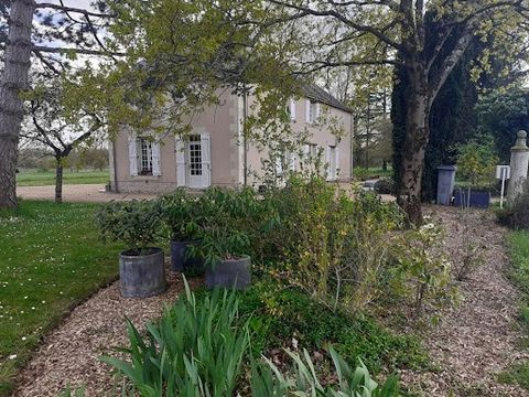 Mooi karaktervol huis uit 1850, ideaal gelegen aan de poorten van Baugé, met zijn bosrijke park en weide (van ongeveer 10.000 m2). Als u op zoek bent naar een oase van rust voor uw gezin, zoek dan niet verder, u heeft het gevonden. Kom en bezoek deze...