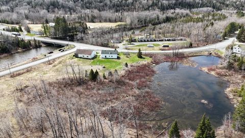 Rarität auf dem Markt! Schnell frei. Multiprojekt-Anwesen zum Verkauf in der Nähe des Matane Wildlife Reserve. Das ehemalige Gasthaus wurde im Laufe der Jahre mehrfach umgebaut. Es bietet 3 Schlafzimmer, mit der Möglichkeit, weitere hinzuzufügen. Gro...