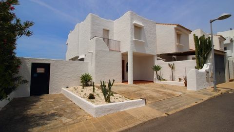 A spacious well furnished townhouse for holiday rent in the centre of Tarifa with community swimming pool and gardens. The large living/dining room opens out on to a sheltered patio - ideal for outside didning in the Summer. Good sized kitchen. There...
