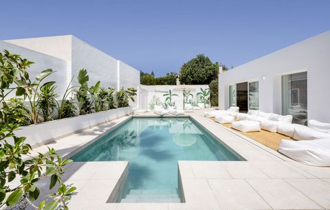VILLA .... NUEVA ANDALUCIA, MARBELLA A completely renovated, single-floor villa offering the epitome of Modern Boho style living in the heart of Nueva Andalucia. This 4-bedroom, 3-bathroom gem has just been revamped in 2023 with high-quality material...