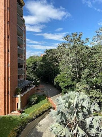 Sale Apartment in exclusive and privileged condominium in Ciudad Jardín. Of an area 215 m2, it has a dining room that is integrated into a beautiful balcony with panoramic view, study, star TV, 3 large bedrooms, large offices area, service bedroom wi...