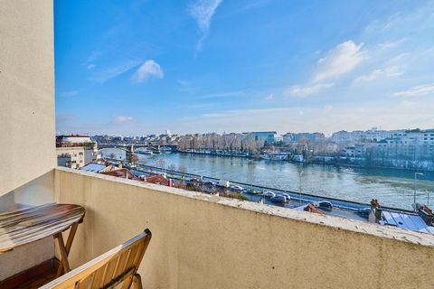 Between the BÉCON Park and the LEVALLOIS Bridge, on the 6th and LAST FLOOR with elevator of a small condominium, 2-room CROSSING apartment 45.63 m² with PANORAMIC VIEW of THE SEINE and THE ISLAND OF LA JATTE. This VERY BRIGHT property includes an ent...