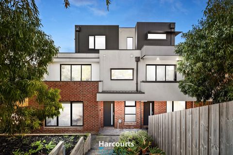 Boasting neutral tones and warm colours, this near new luxury town home offers a unique floorplan designed for comfortable family living and easy entertaining. Immediately impressive is the striking modern high-end fixtures & fittings, equally matche...