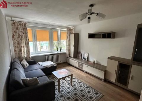 Oferujemy na sprzedaż ustawne 2 pokojowe mieszkanie w dzielnicy Krowodrza Azory w Krakowie. Mieszkanie składa się z: - przedpokój - duży ustawny pokój - mniejszy przytulny pokój - funkcjonalna kuchnia [ bez okna ] - łazienka z wc Do mieszkania przyna...