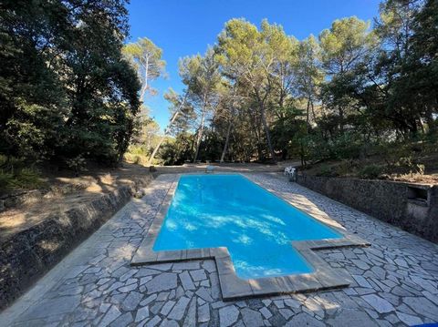 Villa des années 70 sur 8000 m² de terrain- garage- piscine Tennis