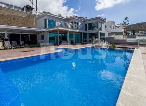 Reference: 04129. We present you a luxurious villa in Roque del Conde that offers stunning views of the ocean and the island of La Gomera. This magnificent property, built on a 633 m² plot, has a living area of ​​227 m² and is designed to provide max...