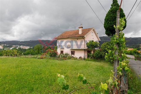 3 Schlafzimmer Villa zur Restaurierung, 5min vom Zentrum von Vieira do Minho, Dorf in der Nähe des Peneda-Gerês Nationalparks. In der Umgebung des Anwesens finden wir die unterschiedlichsten Dienstleistungen, die das Dorf zu bieten hat, wie öffentlic...