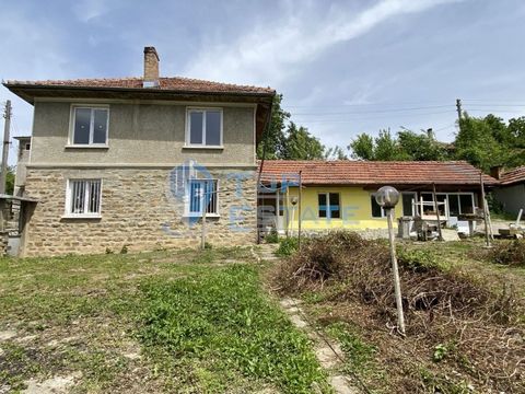 Top Estate Real Estate bietet Ihnen ein zweistöckiges Backsteinhaus mit großem Hof im Dorf Kosarka in der Region Gabrovo, 10 km von der Stadt Dryanovo, 17 km von der Stadt Veliko Tarnovo und 30 km von der Stadt Gabrovo entfernt. Die erste Etage des A...