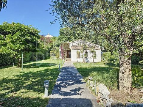 At two steps from the beaches of La Salis, beautiful single storey villa of around 130sqm. Large living room, dining room, semi-open kitchen. The property has a large en-suite bedroom with shower room, 2 other bedrooms each with its own bathroom or s...